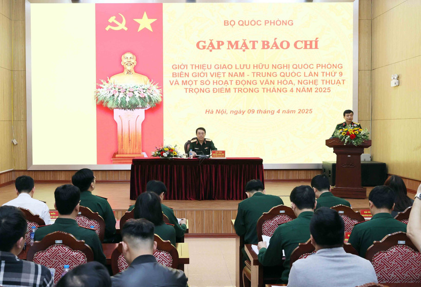 Conférence de presse pour annoncer le 9e échange d’amitié en matière de défense des frontières entre le Vietnam et la Chine. Photo: VNA