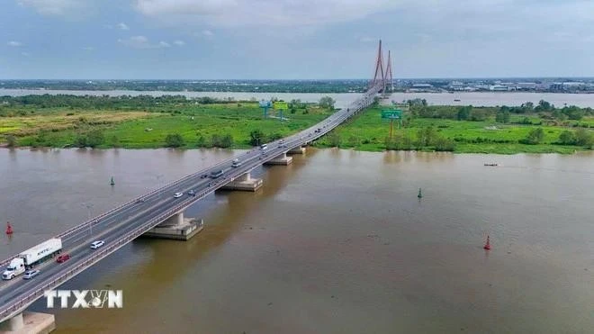 Le pont de Cân Tho enjambe la rivière Hâu, reliant la ville de Cân Tho à la province de Vinh Long. Photo : VNA