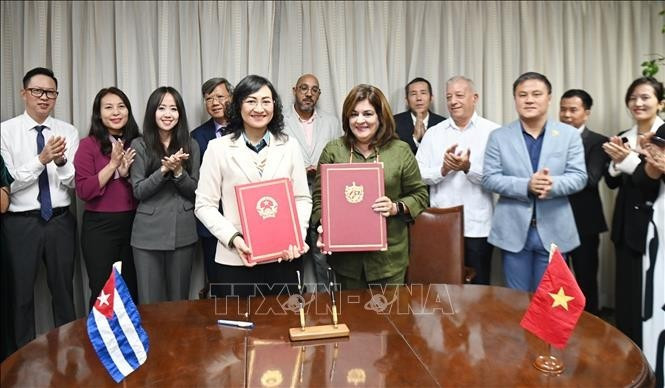 La vice-ministre vietnamienne de l’Industrie et du Commerce, Phan Thi Thang, et la vice-ministre cubaine du Commerce international et des Investissements étrangers, Deborah Rivas Saavedra, signent le procès-verbal de la réunion. Photo : VNA