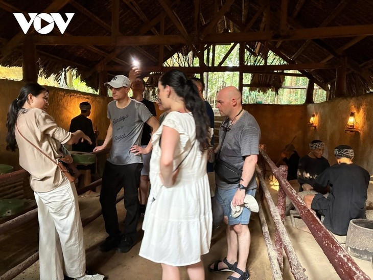 Des touristes étrangers visitent les tunnels de Cu Chi. Photo: VOV