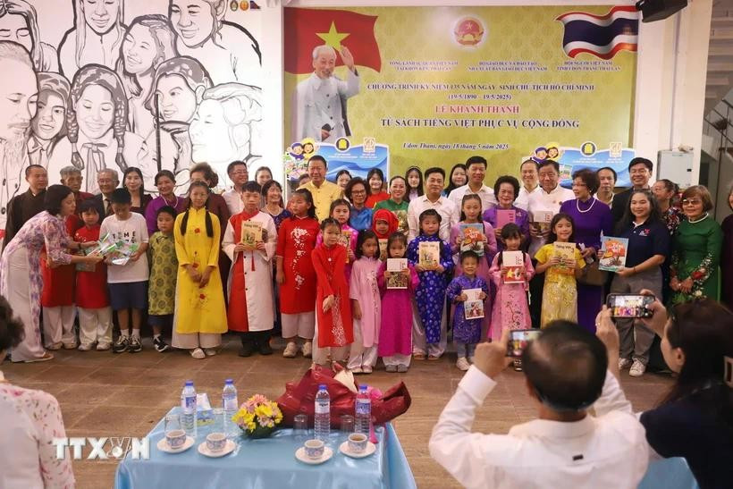 Les délégués posent avec les enfants lors de la cérémonie d’inauguration de la bibliothèque de livres en vietnamien à Udon Thani, en Thaïlande. Photo : VNA