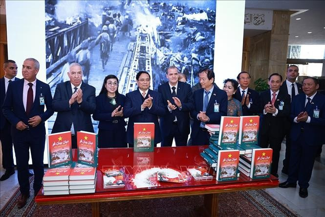 Le Premier ministre Pham Minh Chinh assiste à la présentation de la version arabe du livre «Diên Biên Phu» du général Vo Nguyên Giap. Photo : VNA