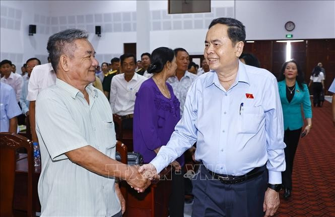 Le président de l’Assemblée nationale Trân Thanh Mân (à droite) avec les électeurs dans la ville de Vi Thanh, province de Hâu Giang (Sud). Photo: VNA