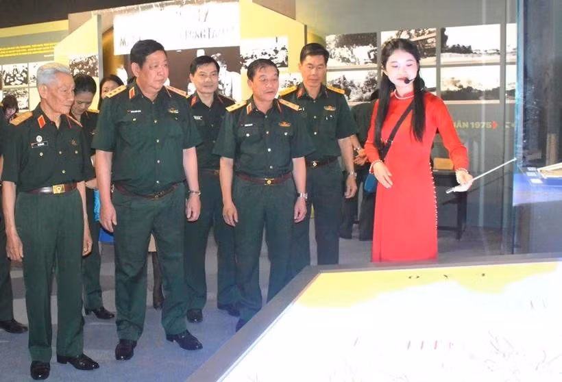 Les délégués à l'exposition au Musée d’histoire militaire du Vietnam à Hanoï. Photo: VNA