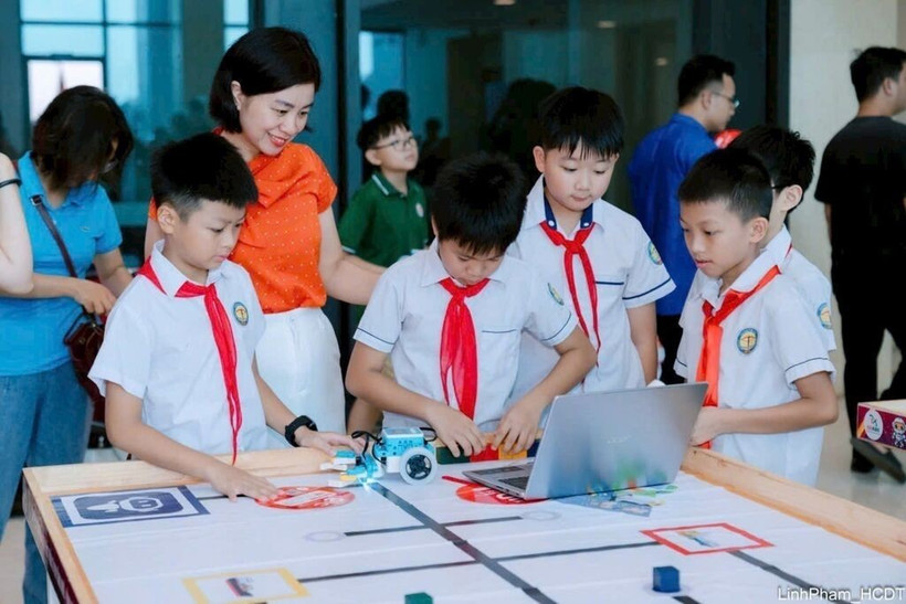 Des enseignants et leurs élèves de la commune de Dông Anh, à Hanoi. Photo: VNA