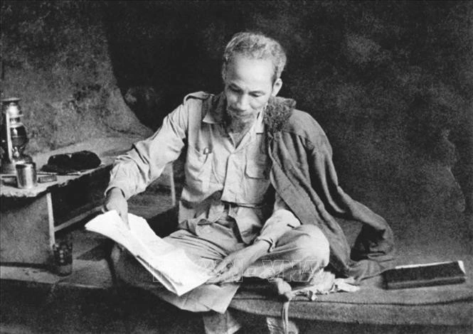 Le président Hô Chi Minh lit son journal dans la base de résistance du Viêt Bac en 1951. Photo d’archive : VNA