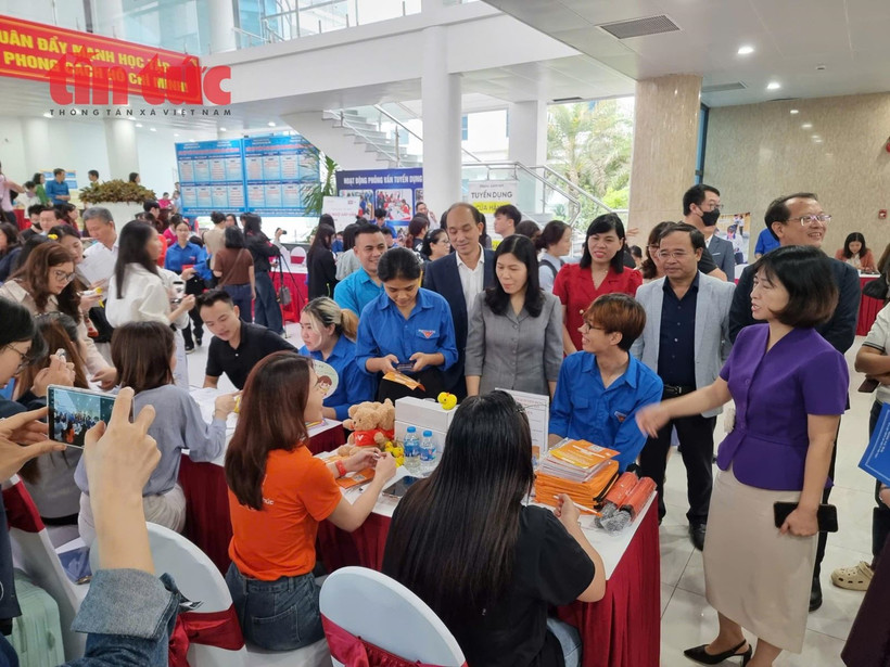 Des jeunes participent à un forum de l'emploi à Hanoi. Photo: baotintuc.vn 
