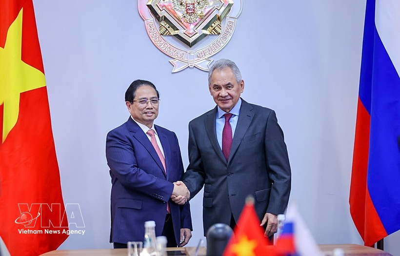 Le Premier ministre vietnamien Pham Minh Chinh (à gauche) et le secrétaire du Conseil de sécurité de la Fédération de Russie, Sergueï Choïgou, se serrent la main, à Moscou, le 24 mars. Photo : VNA