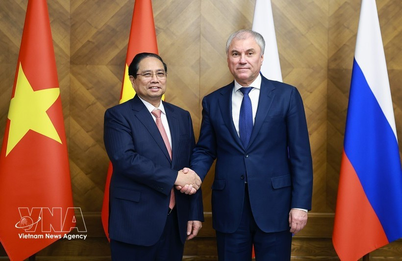 Le Premier ministre vietnamien Pham Minh Chinh (à gauche) rencontre le président de la Douma russe, Viatcheslav Volodine, à Moscou, le 24 mars. Photo : VNA