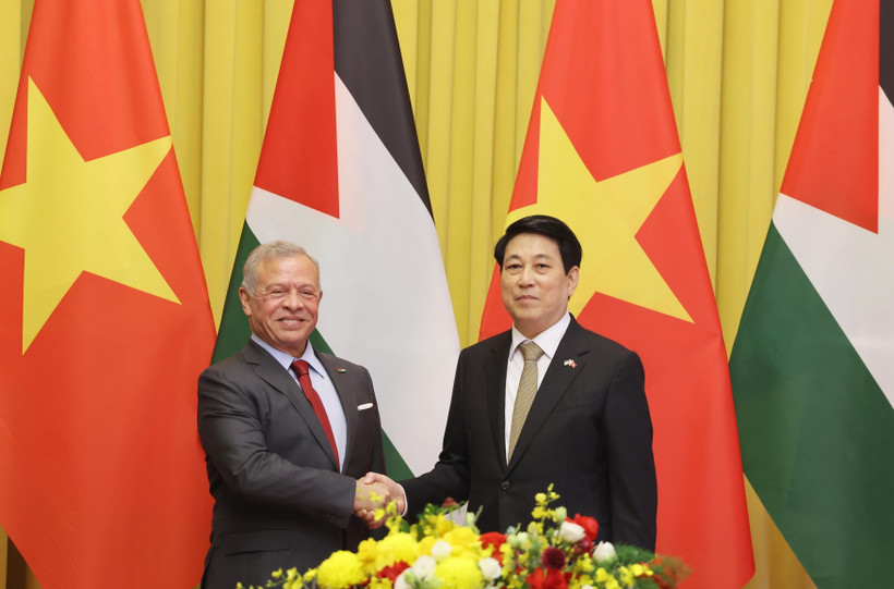 Le président Luong Cuong (à droite) et le roi Abdallah II Ibn Al-Hussein de Jordanie, à Hanoi, le 12 novembre. Photo : VNA