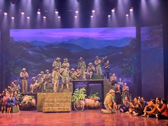 L’œuvre «Général Vo Nguyên Giap», du Théâtre militaire de chèo, dépeint les 56 jours et nuits difficiles de la lutte courageuse des soldats et des civils vietnamiens. Photo : vietnamplus.vn