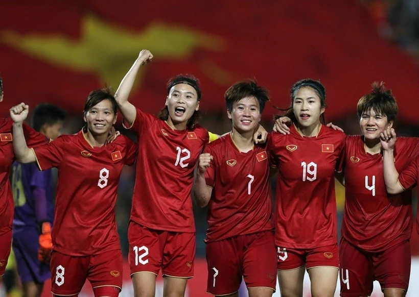 L'équipe de football féminin du Vietnam célèbre sa victoire aux SEA Games 32. Photo : Laodong