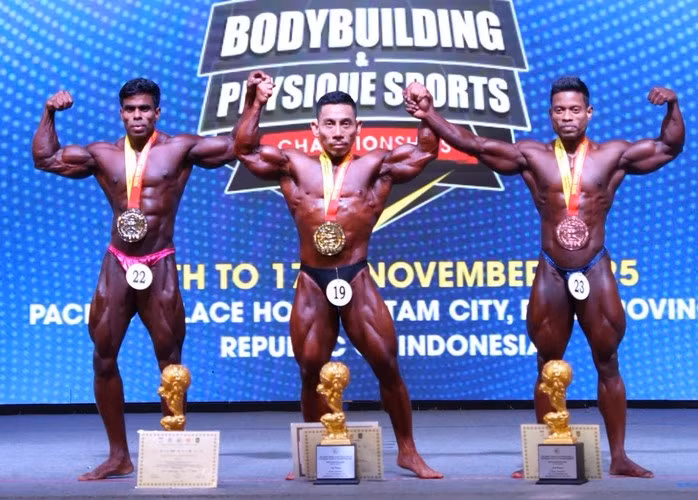Pham Van Mach (centre) remporte le septième titre de champion du monde de sa carrière. Photo: nld.com.vn
