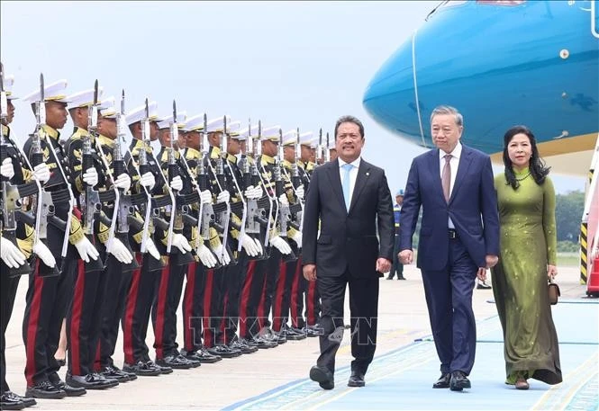 Le secrétaire général du Parti communiste du Vietnam Tô Lâm et son épouse Ngô Phuong Ly à leur arrivée à l’aéroport de Halim Perdanakusuma, en Indonésie, le 9 mars. Photo: VNA