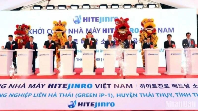 Lors de la cérémonie de mise en chantier de la distillerie de soju du groupe sud-coréen Hitejinro, le 5 février dans le parc industriel de Liên Hà Thai, province de Thai Binh. Photo: NDEL