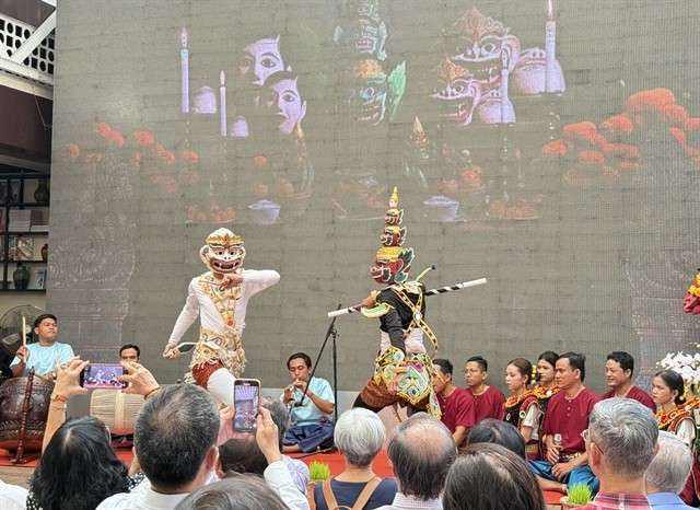 Des étudiants de l’Université de Trà Vinh ont présenté une représentation de « Robam », un style unique de théâtre musical khmer du Sud, lors de l’ouverture de ce programme culturel à la Rue des livres de Hô Chi Minh-Ville. 