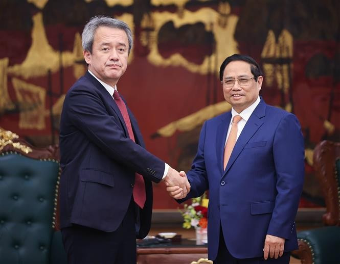 Le Premier ministre Pham Minh Chinh (à gauche) serre la main du PDG de Marubeni Corporation, Masayuki Omoto, à Hanoi, le 14 juillet. Photo : VNA