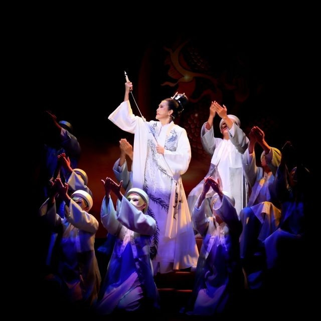 L'artiste émérite Tuyêt Thu interprète la reine mère Duong Vân Nga dans un monodrame intitulé Son Hà (La Nation), présenté au Festival international de théâtre expérimental 2025. Photo : Sen Việt Stage