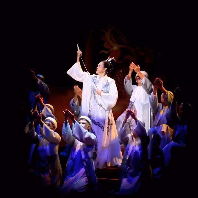 L'artiste émérite Tuyêt Thu interprète la reine mère Duong Vân Nga dans un monodrame intitulé Son Hà (La Nation), présenté au Festival international de théâtre expérimental 2025. Photo : Sen Việt Stage