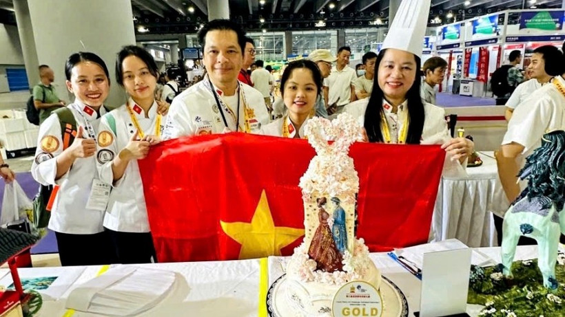 L'équipe vietnamienne victorieuse au Défi des jeunes chefs pâtissiers asiatiques 2025. Photo: baovanhoa.vn
