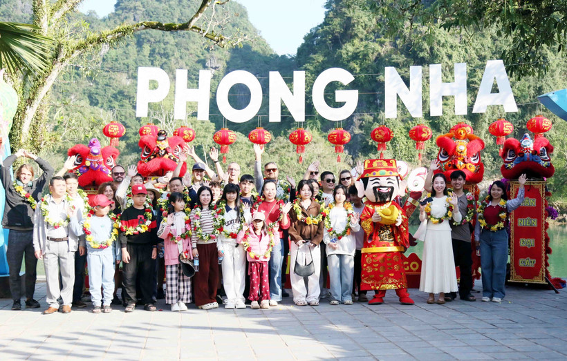 Des touristes prennent des photos souvenirs avant de visiter la grotte de Phong Nha le jour de l'An 2026. Photo: VNA
