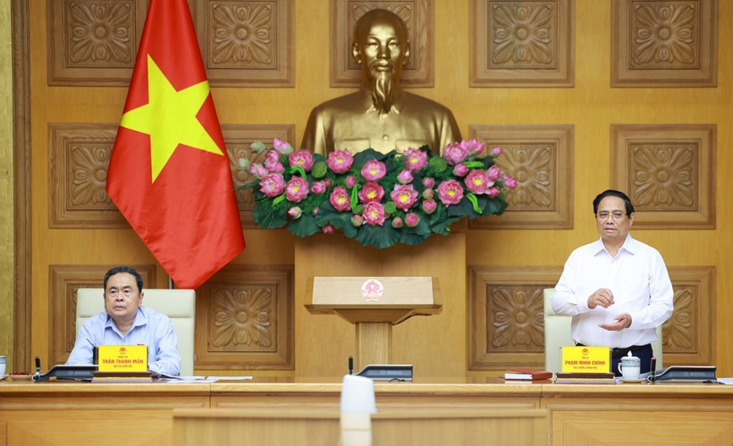 Le Premier ministre Pham Minh Chinh (à droite) et le président de l’Assemblée nationale Trân Thanh Mân, à Hanoi, le 15 octobre. Photo : VNA