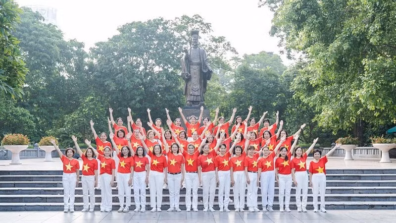 Près de 10.000 personnes sont attendues à Hanoï pour participer en présentiel à l’événement de marche «Marche en avant avec le Vietnam». Photo: NDEL