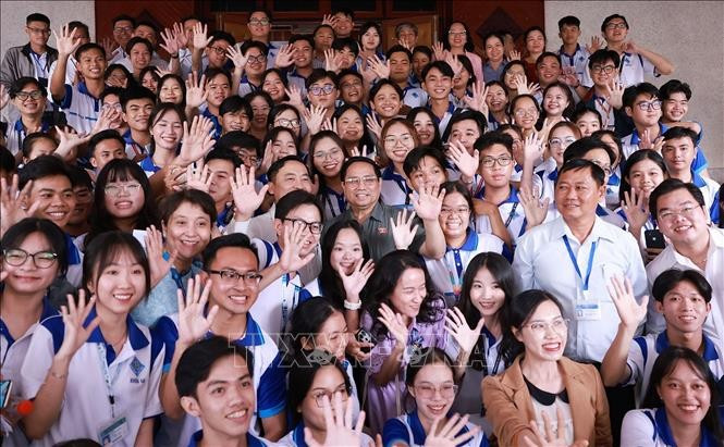 Le Premier ministre Pham Minh Chinh, les députés de Cân Tho et les étudiants de l’Université de Cân Tho lors de l’événement. Photo : VNA