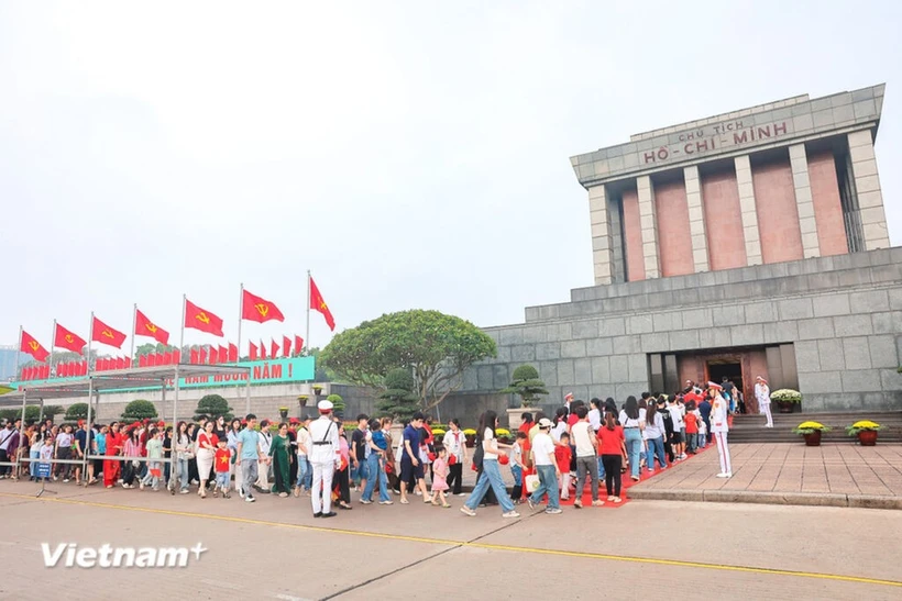 À l’occasion du 135e anniversaire de la naissance du Président Hô Chi Minh (19 mai 1890-2025), des milliers de visiteurs ont afflué à son mausolée pour lui rendre hommage. Photo: VietnamPlus