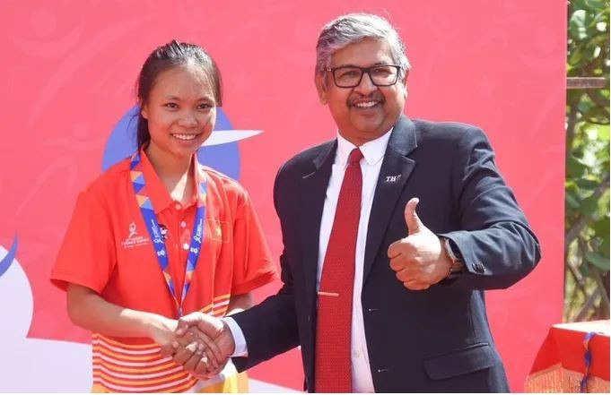 La jeune athlète Triêu Thi Binh remporte la médaille d'or du 3.000 m féminin aux Jeux scolaires de l'ASEAN 2025 au Brunei. Photo : ASG