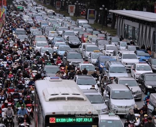 Congestion dans une rue de Hanoi aux heures de pointe. Photo : VNA