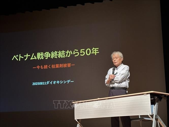 Le photojournaliste japonais Nakamura Goro présente les conséquences de l’agent orange/dioxine au Vietnam. Photo : VNA