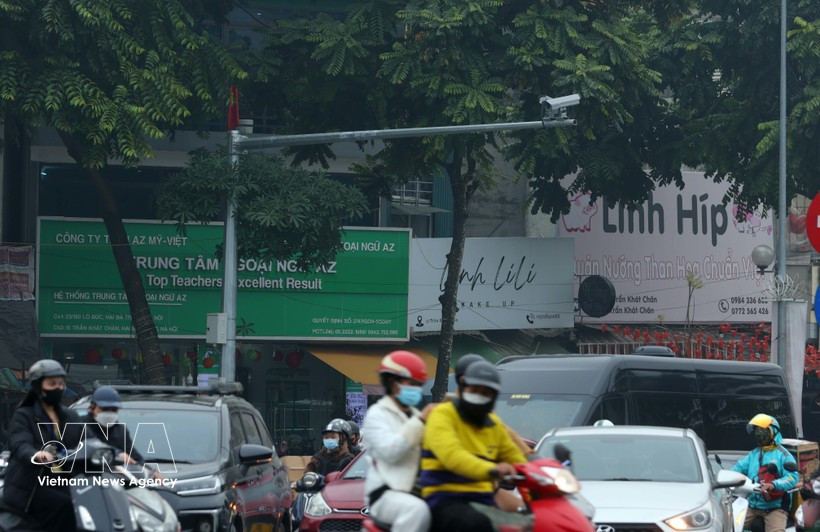 L’installation de systèmes de caméras dotés d’intelligence artificielle dans les rues de la ville aide à améliorer la sensibilisation du public et le respect du Code de la route. Photo : VNA