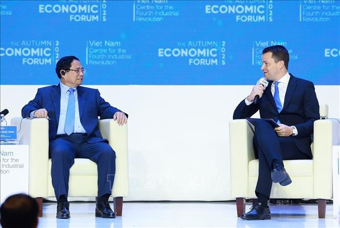 Le Premier ministre Pham Minh Chinh (à gauche) dialogue avec le directeur exécutif du Forum économique mondial (WEF) Stephan Mergenthaler, lors de l’événement. Photo : VNA