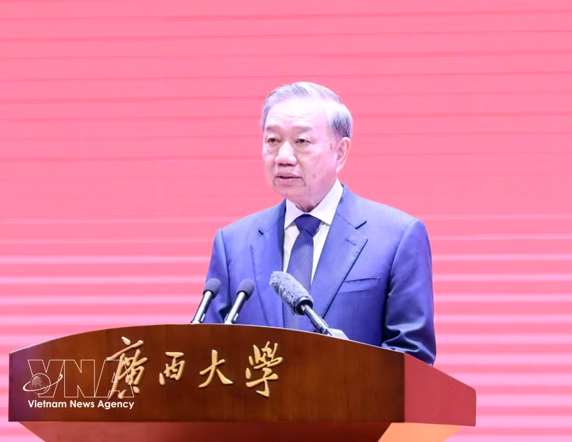Le secrétaire général du Comité central du Parti communiste du Vietnam (PCV) et président de la République, Tô Lâm s'exprime lors de sa visite du site historique de l’école Yucai de Nanning, dans le Guangxi. Photo: VNA