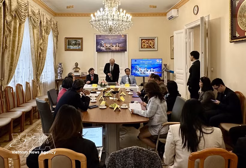 Vue du colloque "L’intelligence artificielle dans le système judiciaire et juridictionnel – Expériences de l’Union européenne et applications au Vietnam., à Budapest, le 16 avril. Photo: VNA