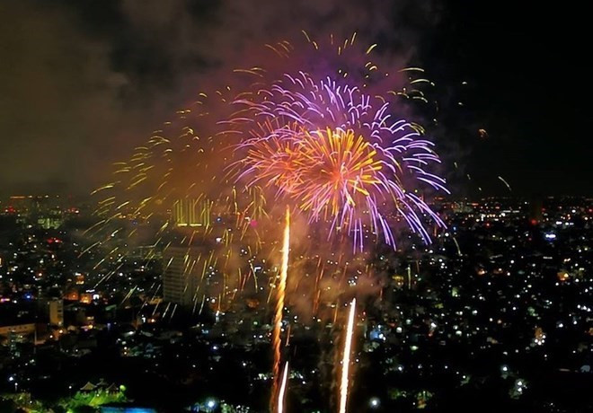 Hanoi organise un feu d’artifice le soir du 10 août pour célébrer le 80e anniversaire de la Fête nationale. Photo : dantri.com.vn