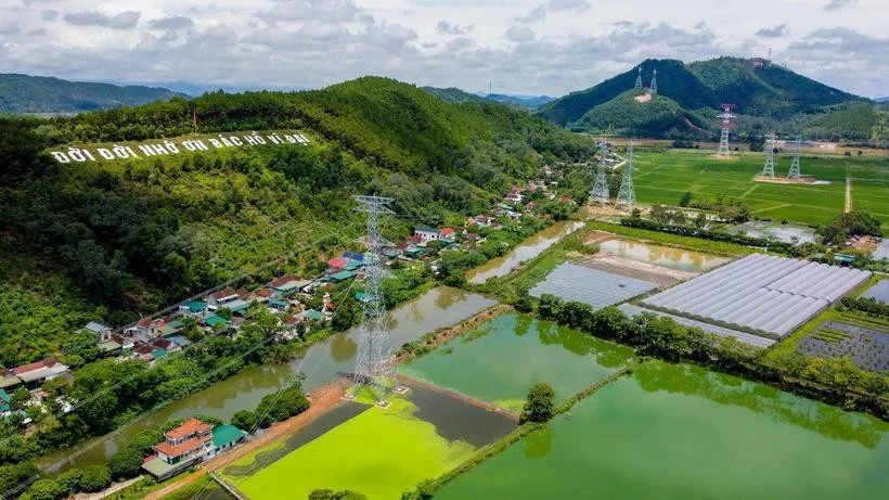 La ligne de transport d’électricité Quang Trach-Pho Noi de 500 kV, circuit 3, achevée en septembre 2024, assure un approvisionnement électrique stable pour la région du Nord et contribue à son développement économique. Photo : VNA