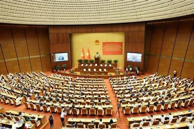 Conférence nationale pour diffuser et mettre en œuvre la résolution n° 66-NQ/TW du Politburo sur l’innovation dans l’élaboration et l’application des lois pour répondre aux exigences du développement national dans la nouvelle ère et la résolution n°68-NQ/TW sur le développement de l’économie privée, à Hanoi, le 18 mai. Photo : VNA