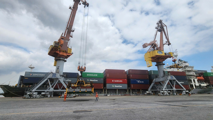 Des navires accostent au port de la Compagnie par actions du port de Hai Phong pendant les vacances du Nouvel An lunaire de l'Année du Cheval (2016). Photo : VNA 