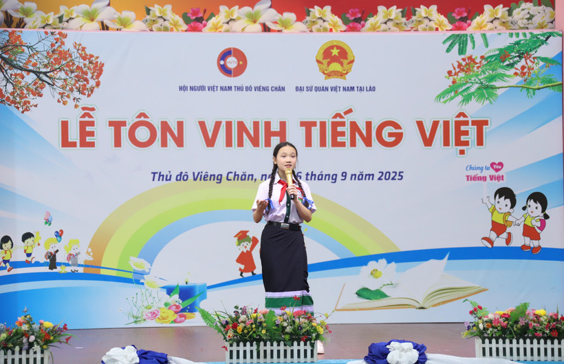 Vila Xaynhavong, élève de la classe 8A de l'école bilingue lao-vietnamienne Nguyen Du, participe à un concours sur le thème «Les tunnels de Vinh Môc – Quang Tri, où la vie est immortelle». Photo : VNA