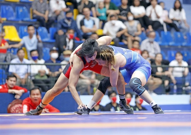 Nguyên Thi My Hanh (à droite) affronte l'Indonésienne Kharisma Tantri Herlina en finale de la catégorie des 62 kg femmes aux 31es Jeux d'Asie du Sud-Est. Photo: VNA