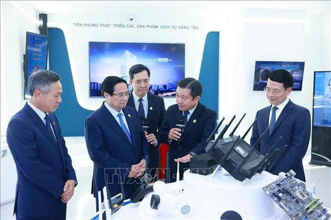 Le Premier ministre Pham Minh Chinh visite la salle des traditions et des produits technologiques de VNPT. Photo : VNA