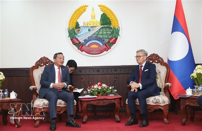 Le vice-Premier ministre et ministre des Affaires étrangères, Thongsavanh Phomvihane (à droite) recevant l’ambassadeur du Vietnam au Laos, Nguyên Minh Tâm. Photo : VNA