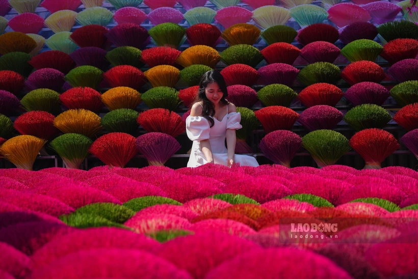 Le village de fabrication d’encens Quang Phu Câu est non seulement un village artisanal, mais aussi une destination touristique unique. Photo : laodong.vn