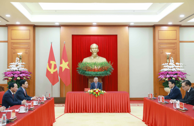 Le secrétaire général du Parti communite du Vietnam, Tô Lâm (centre) lors de son entretien téléphonique avec le président russe Vladimir Poutine. Photo: VNA