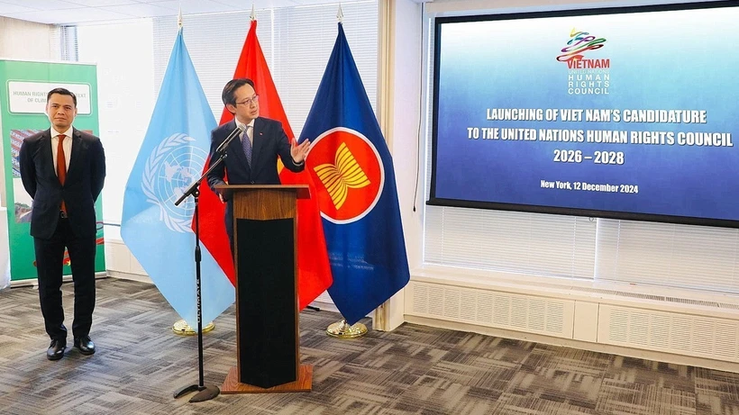 Le vice-ministre vietnamien des Affaires étrangères Dô Hung Viêt annonce la candidature du Vietnam à la réélection au CDH pour le mandat 2026-2028, à New York, le 12 décembre. Photo: VNA