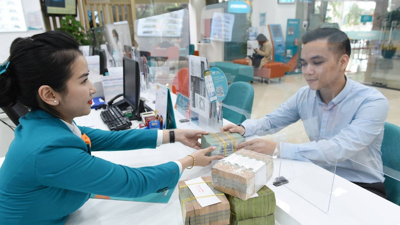 Un client dépose son épargne à une banque à Hanoi. Photo: vneconomy.vn