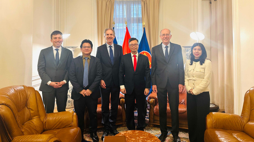 L’ambassadeur du Vietnam en France, Trinh Duc Hai (4e à partir de la gauche), et le vice-président de MEDEF International, Benoît Clocheret (3e) lors de la séance de travail, le 20 février. Photo: VNA