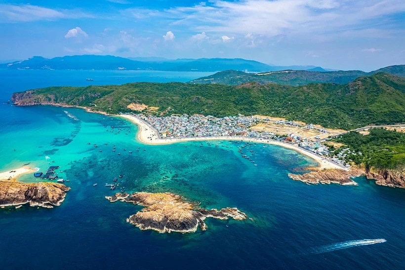 La station balnéaire de Quy Nhon possède une magnifique plage de sable blond de plusieurs kilomètres déserte en journée mais qui s’anime lorsque le soleil se couche. Photo: Internet